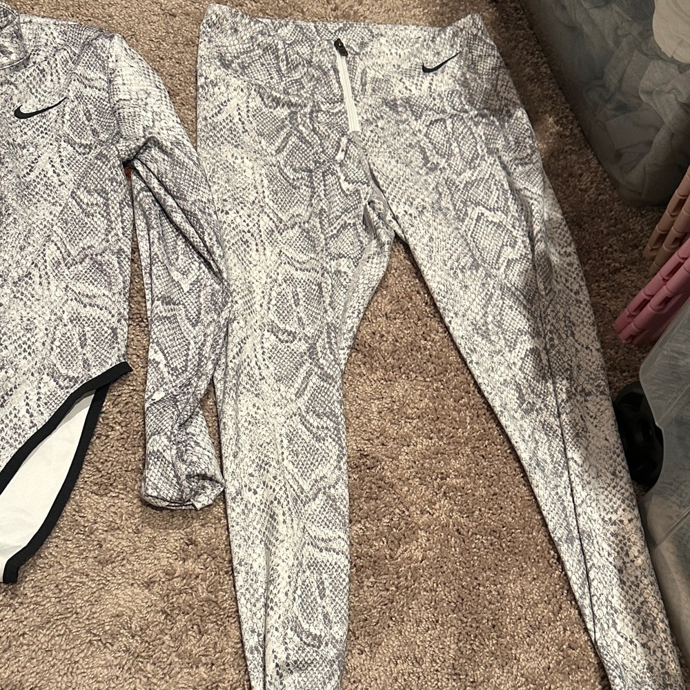 Nike Women’s White Snake-Print Leggings and Long-Sleeve Zip Top Set - Picture 9 of 15